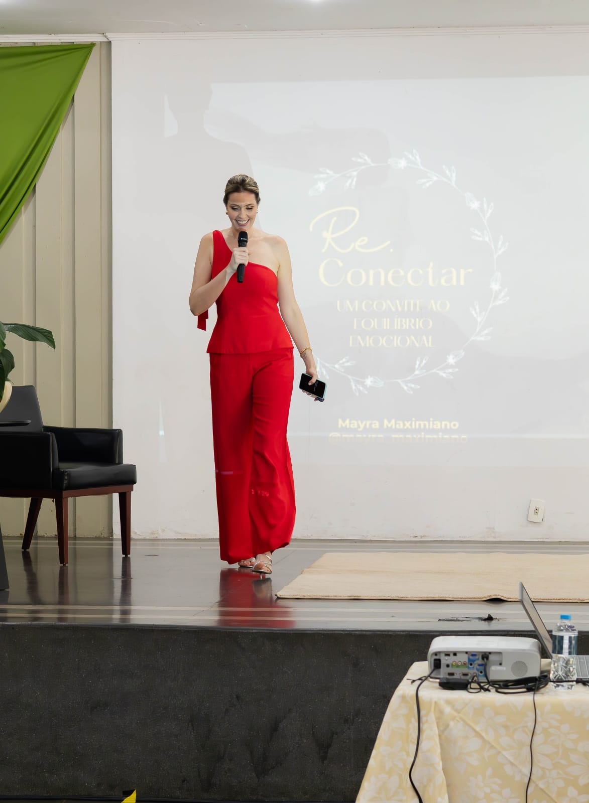 Mayra Maximiano abrindo uma edição anterior do Re.conectar no palco