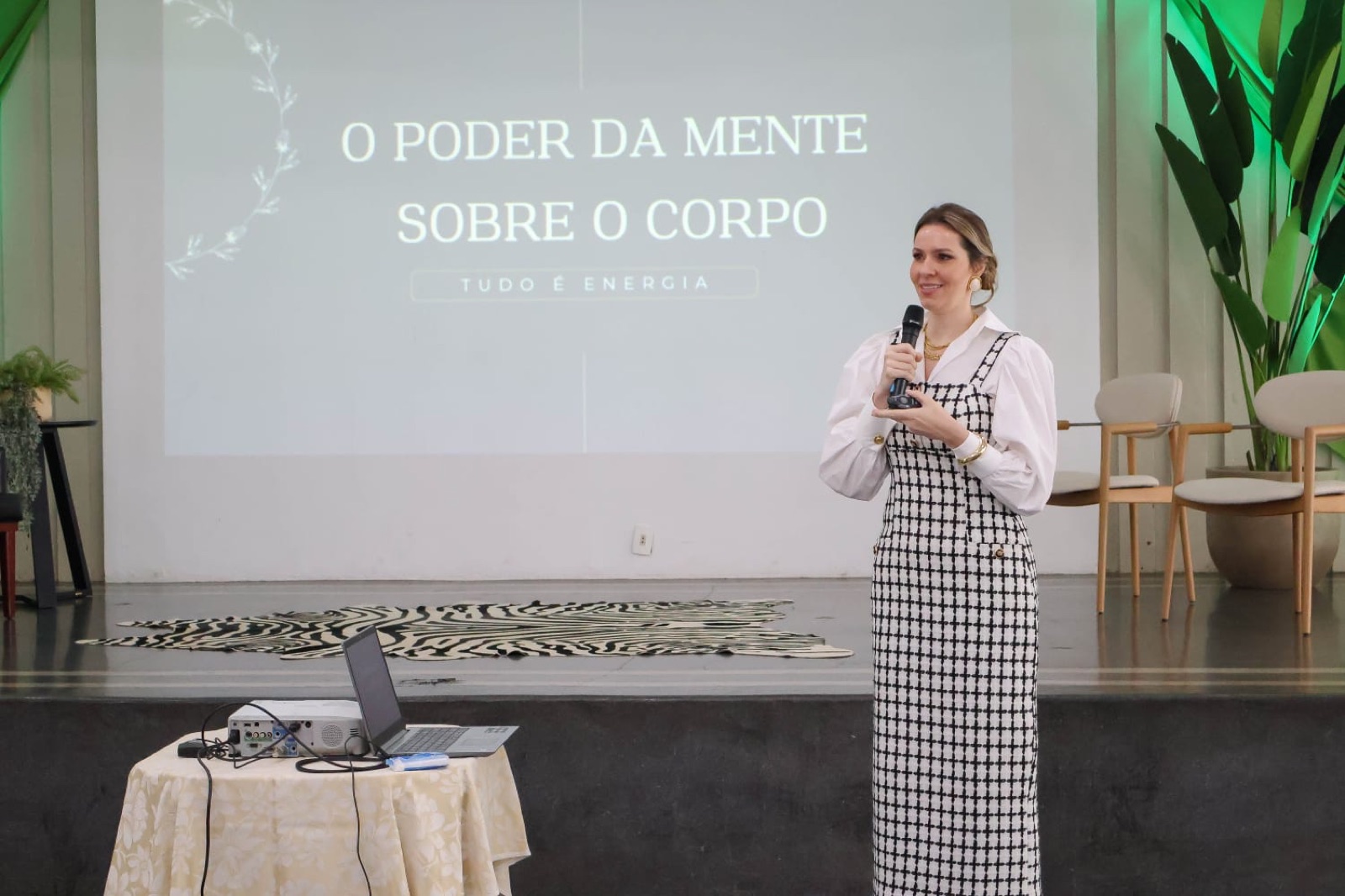 Mayra Maximiano palestrando sobre o poder da mente sobre o corpo
