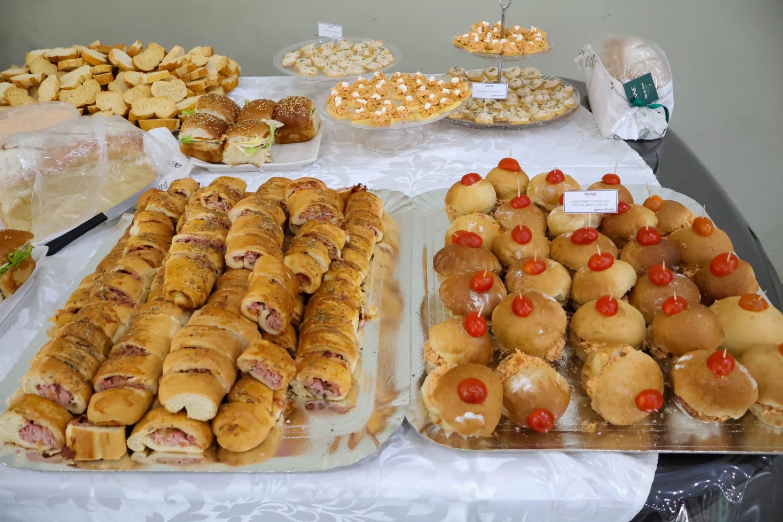 Mesa de coffee break do evento Re.conectar