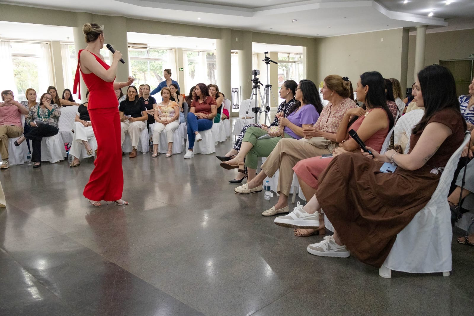 Participantes atentas durante a palestra do Re.conectar