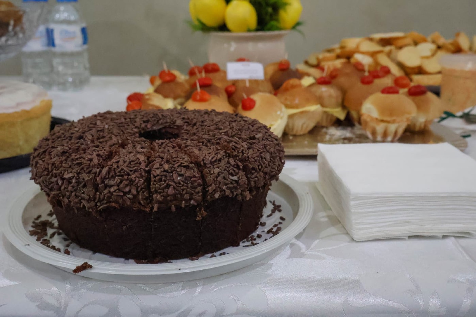 Mesa com bolo e doces preparados com carinho para o evento